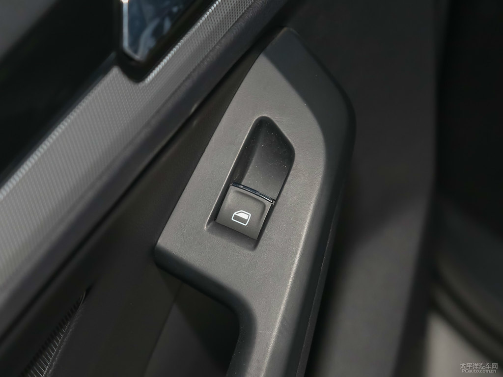 波斯灰速騰車廂內(nèi)飾圖片