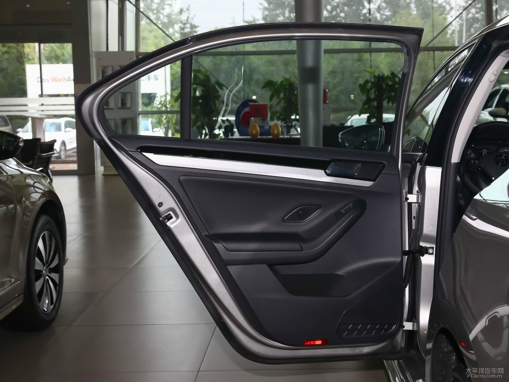 波斯灰速騰車廂內(nèi)飾圖片