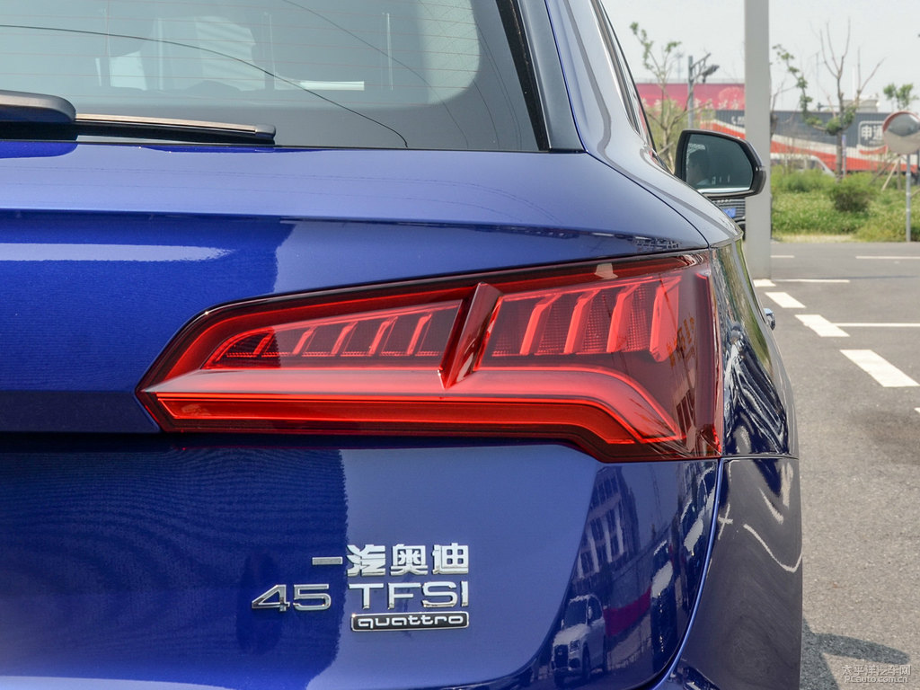 探索藍奧迪Q5L車尾外觀圖片