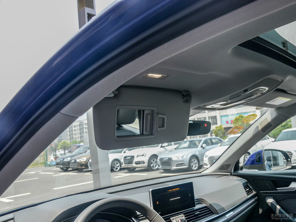 探索藍(lán)奧迪Q5L車廂內(nèi)飾圖片