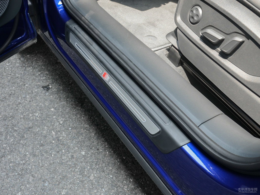 探索藍奧迪Q5L車廂內(nèi)飾圖片
