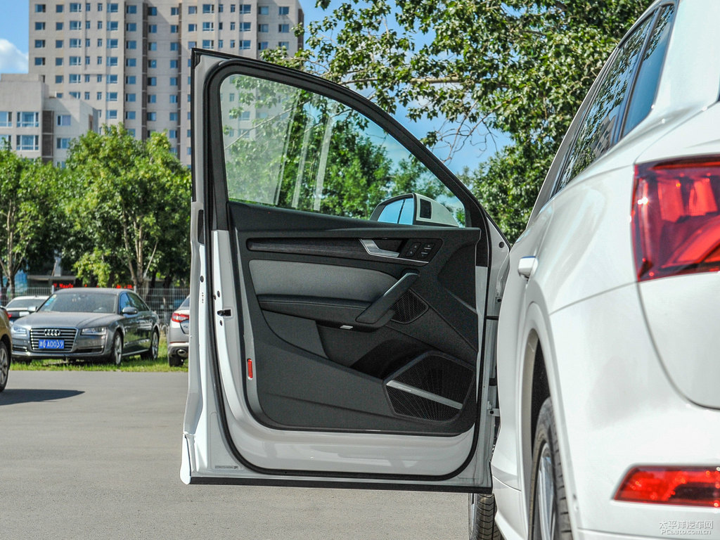 朱鷺白奧迪Q5L車廂內(nèi)飾圖片