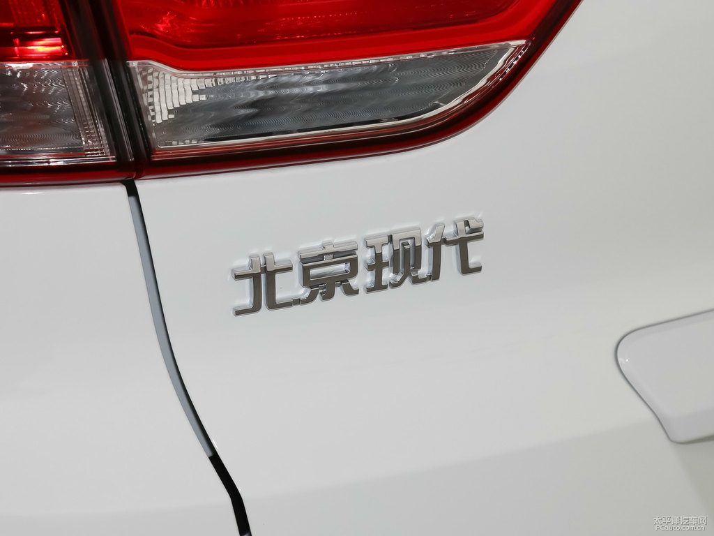優(yōu)雅白北京現(xiàn)代ix25車尾外觀圖片