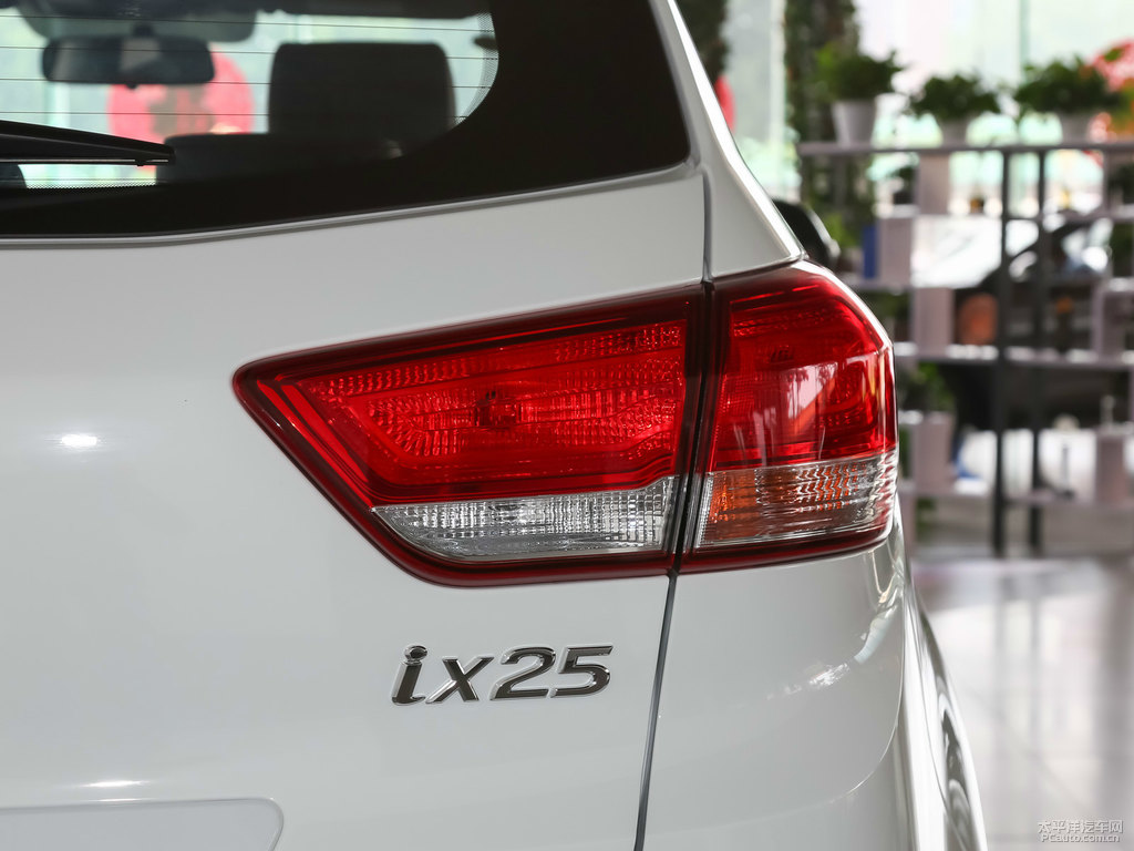 優(yōu)雅白北京現(xiàn)代ix25車尾外觀圖片