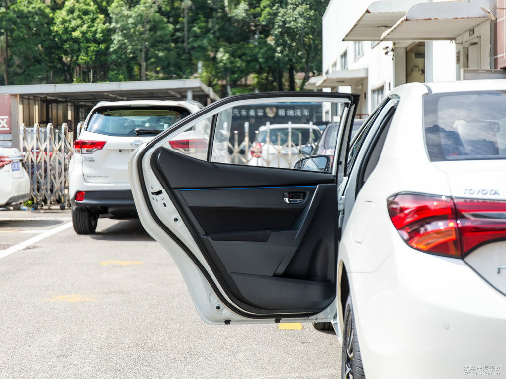 珍珠白雷凌車廂內(nèi)飾圖片