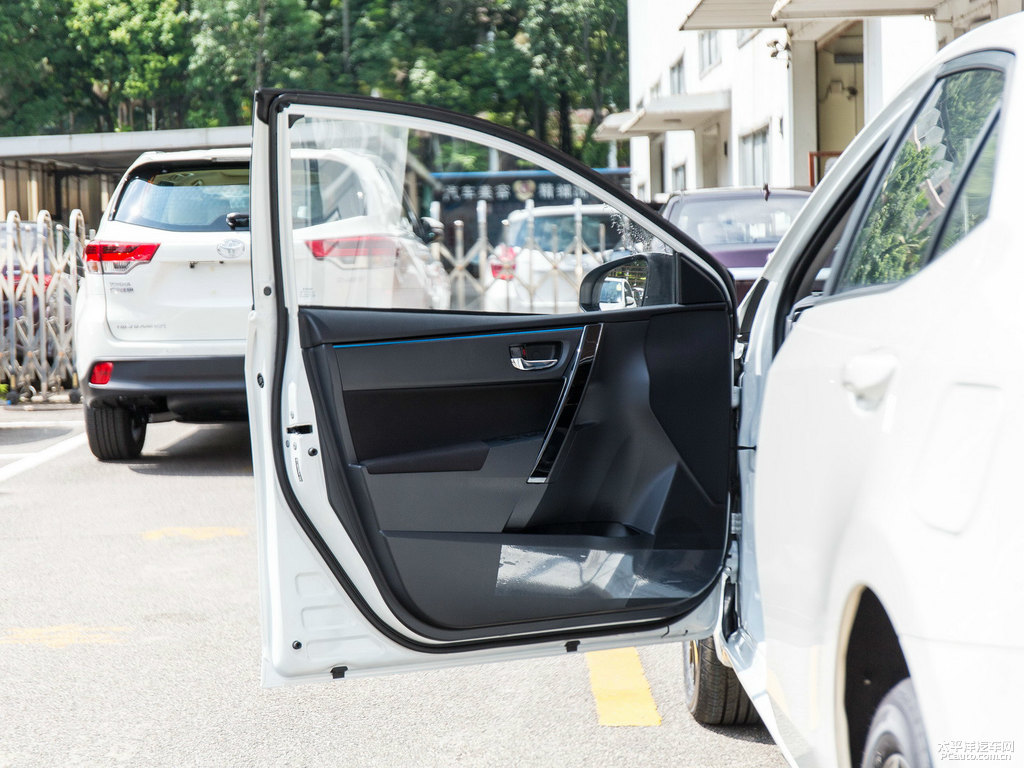 珍珠白雷凌車廂內(nèi)飾圖片