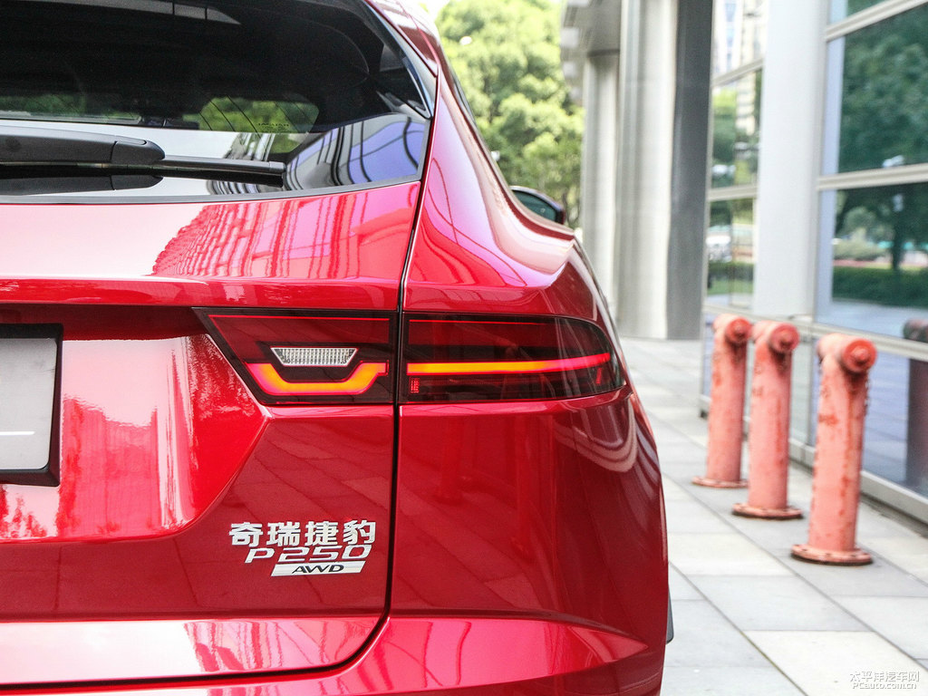 中國紅+黑頂捷豹E-PACE車尾外觀圖片