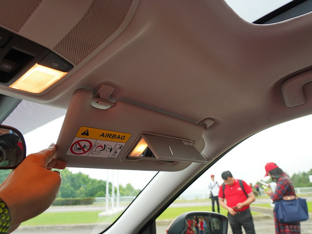 寶石紅奕歌車廂內(nèi)飾圖片