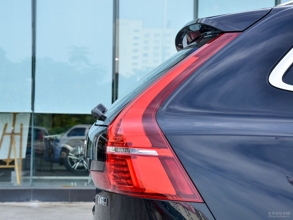 瑪瑙黑沃爾沃XC60新能源車(chē)尾外觀(guān)圖片