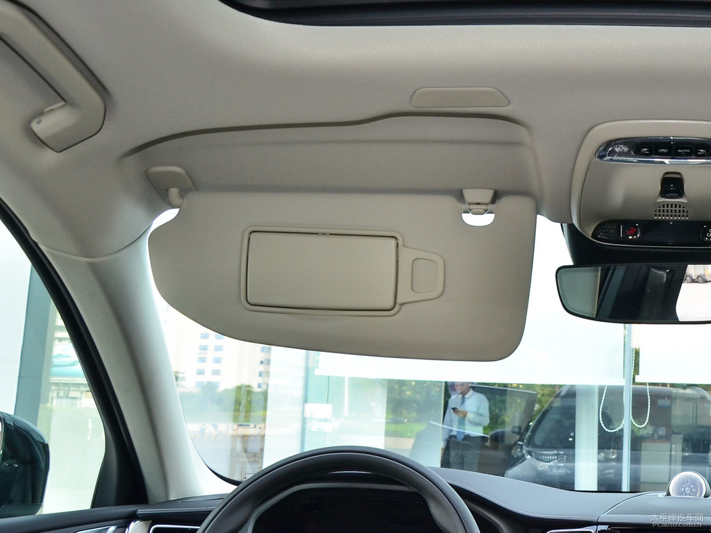 瑪瑙黑沃爾沃XC60新能源車廂內(nèi)飾圖片