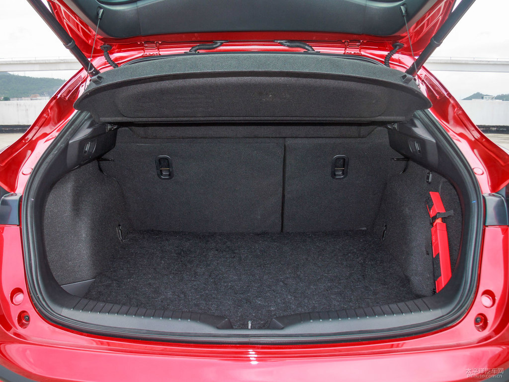 魂動紅馬自達(dá)CX-4后備廂空間圖片