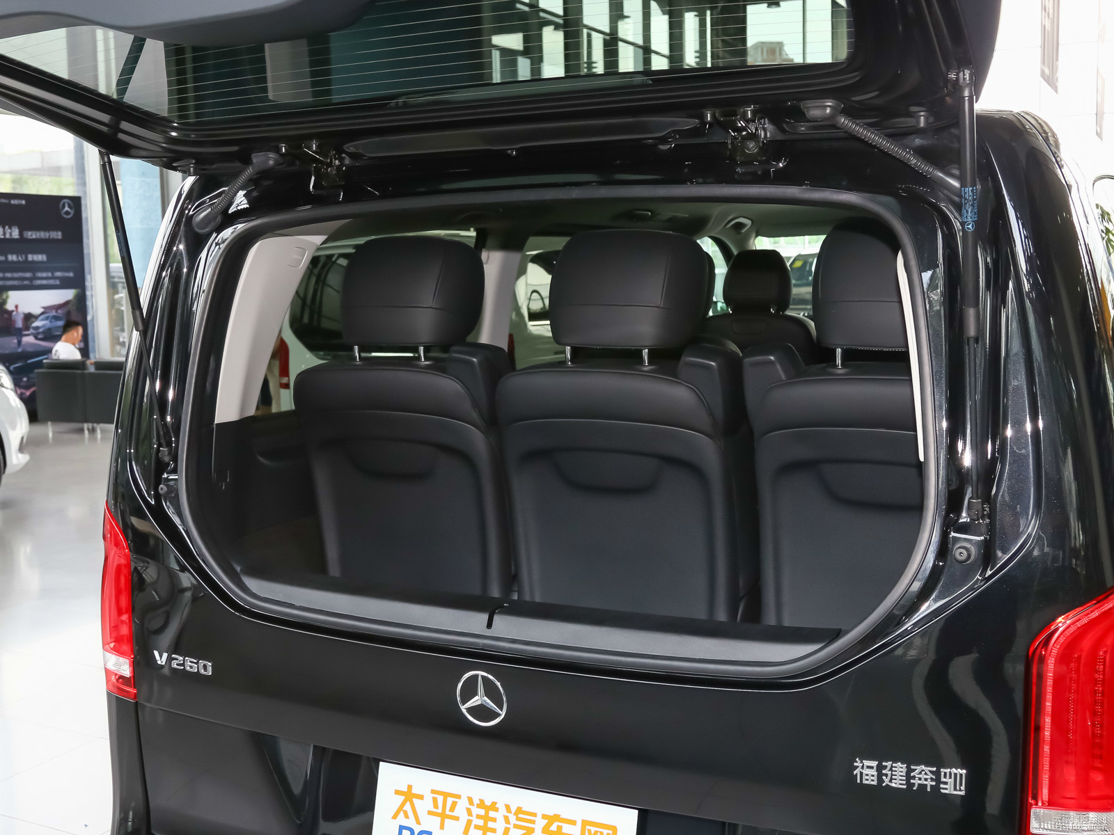 奔馳V級空間高清大圖