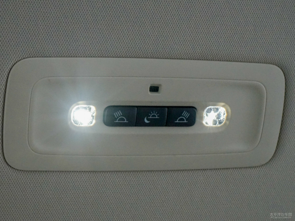 鉑金珍珠白凱美瑞車廂內(nèi)飾圖片