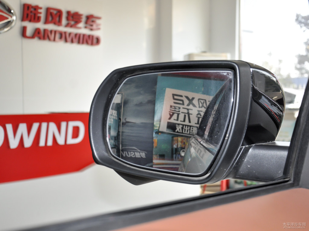 昆侖白陸風(fēng)X7車身外觀圖片