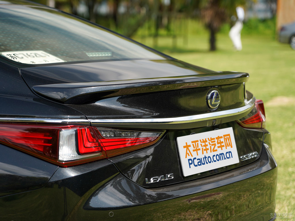 至臻黑色雷克薩斯ES車(chē)尾外觀圖片