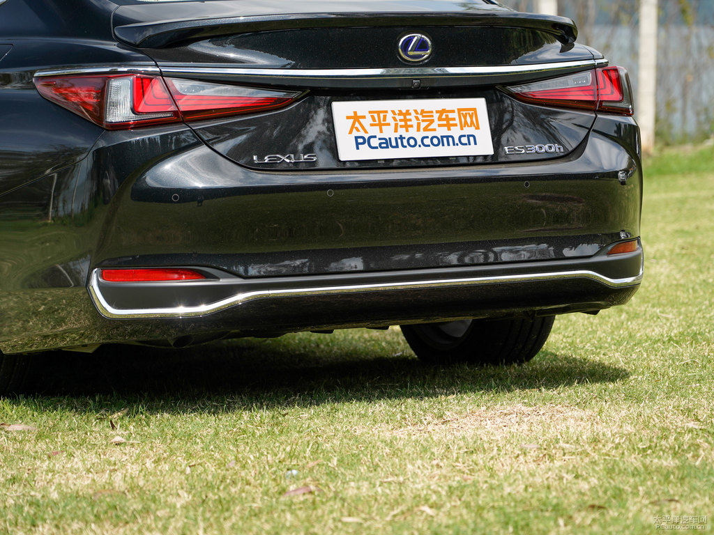 至臻黑色雷克薩斯ES車尾外觀圖片