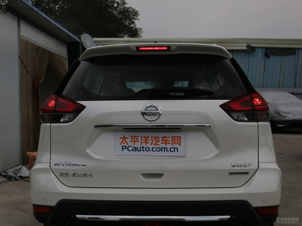 珠光白奇駿車尾外觀圖片