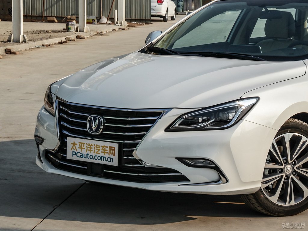 月光白睿騁CC車頭外觀圖片