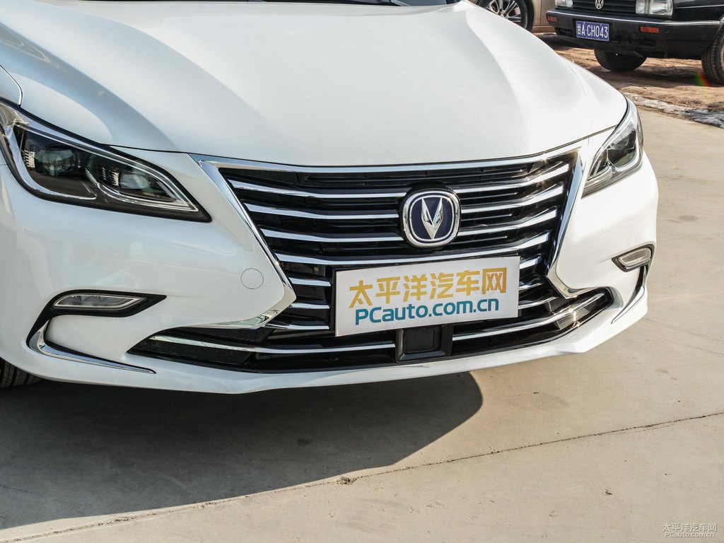 月光白睿騁CC車頭外觀圖片