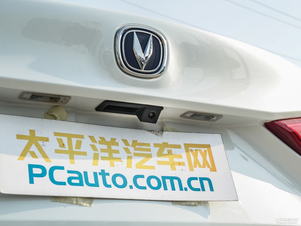 月光白睿騁CC車尾外觀圖片