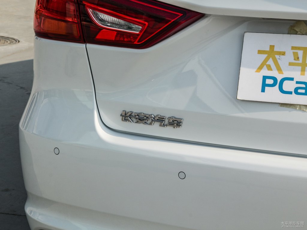月光白睿騁CC車尾外觀圖片