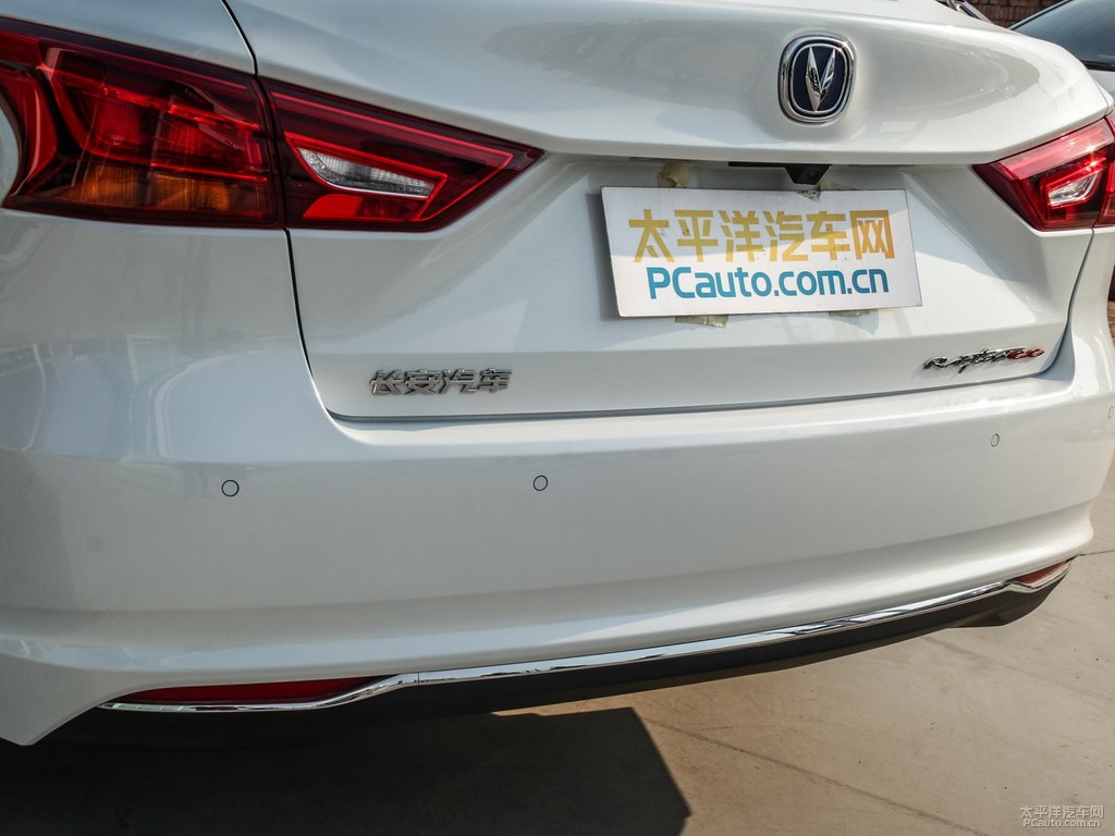 月光白睿騁CC車尾外觀圖片
