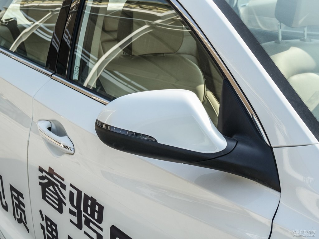 月光白睿騁CC車身外觀圖片