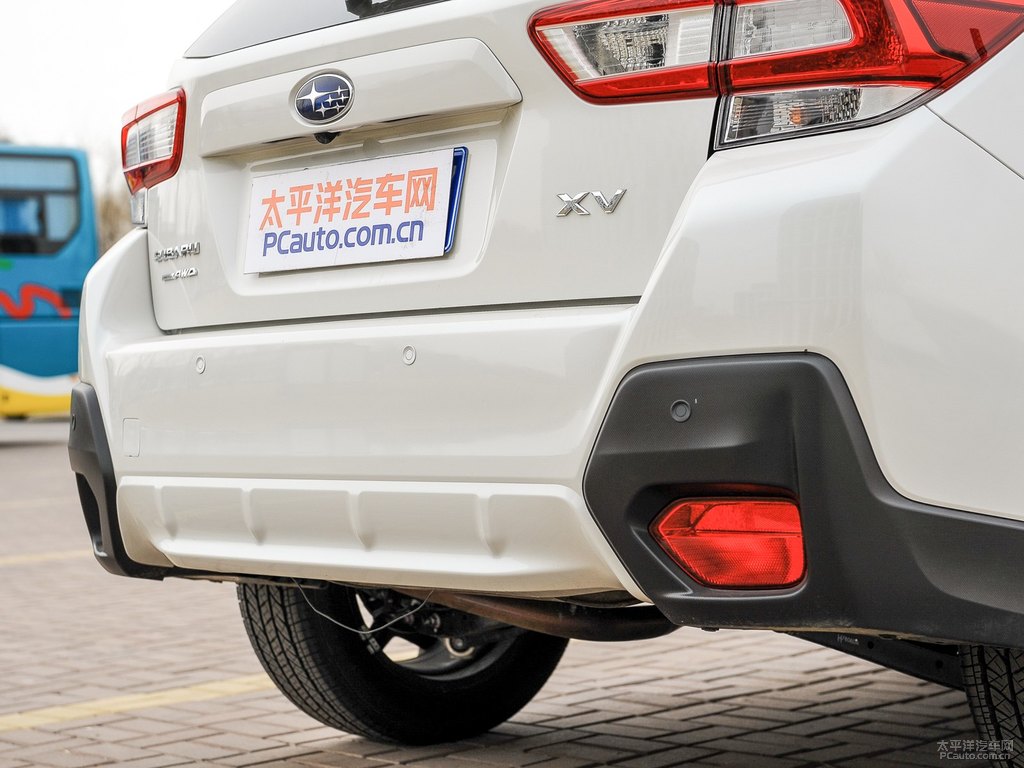 水晶珠光白斯巴魯XV車尾外觀圖片