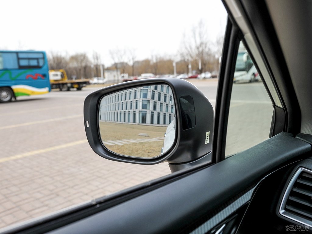 水晶珠光白斯巴魯XV車身外觀圖片
