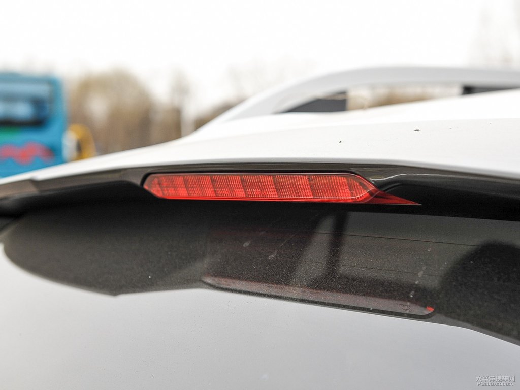 水晶珠光白斯巴魯XV車尾外觀圖片