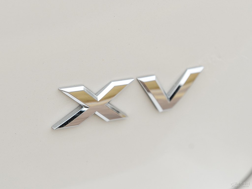 水晶珠光白斯巴魯XV車尾外觀圖片
