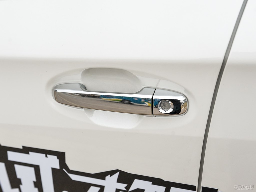 水晶珠光白斯巴魯XV車身外觀圖片
