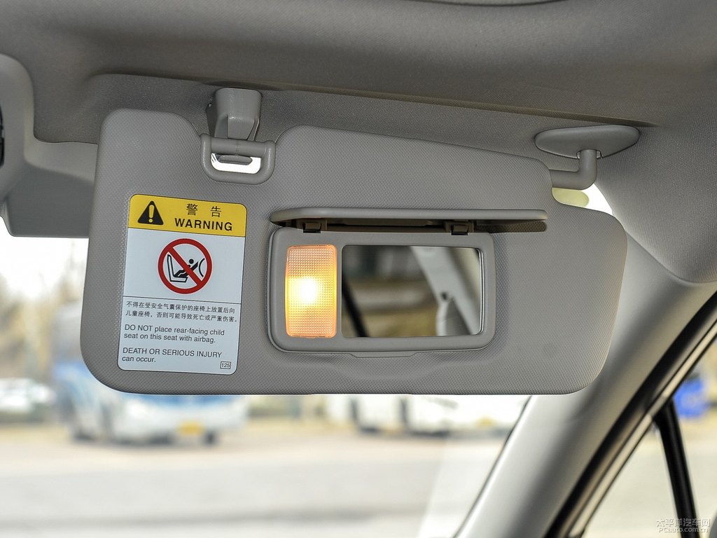 水晶珠光白斯巴魯XV車廂內(nèi)飾圖片