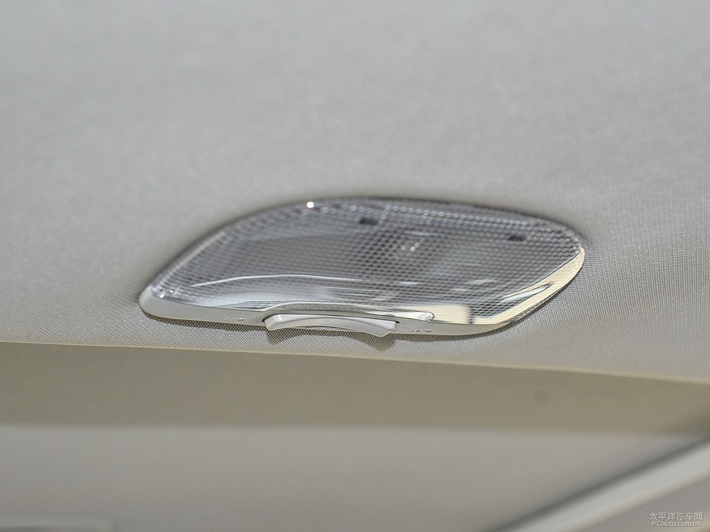 水晶珠光白斯巴魯XV車廂內(nèi)飾圖片
