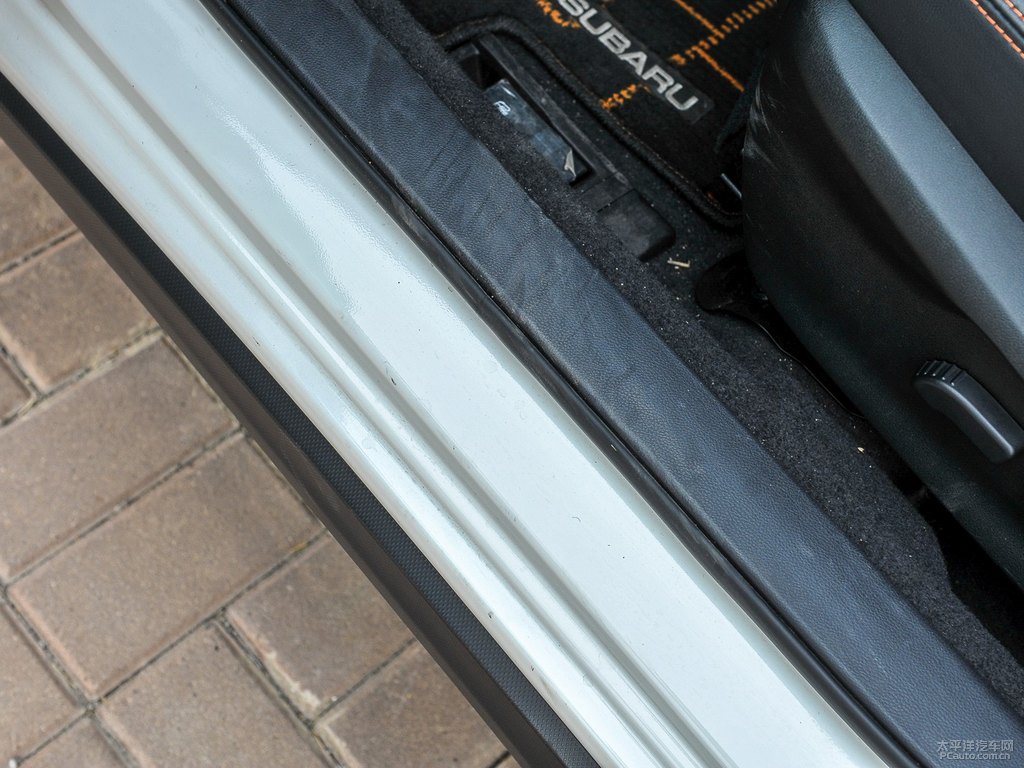 水晶珠光白斯巴魯XV車廂內(nèi)飾圖片