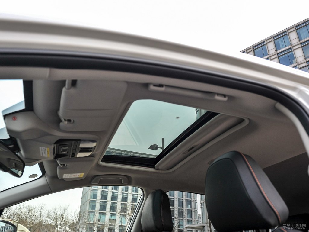 水晶珠光白斯巴魯XV車(chē)廂內(nèi)飾圖片