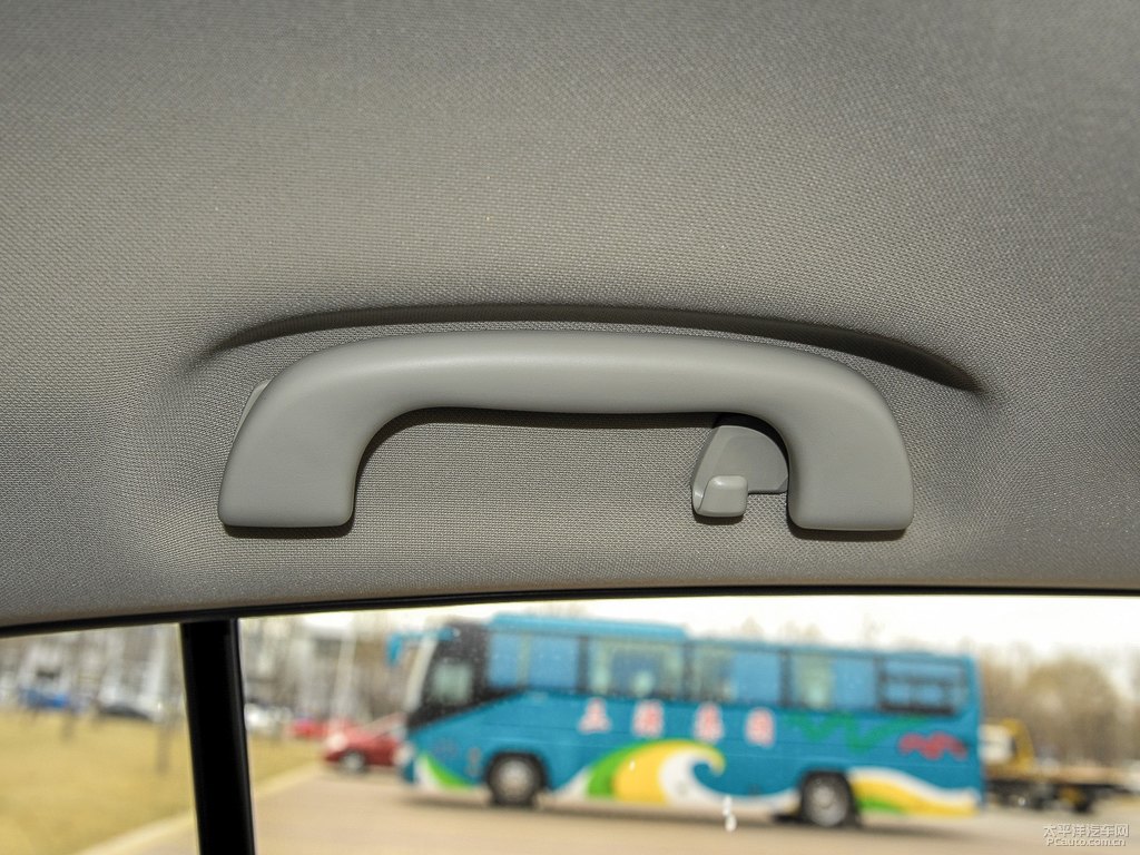 水晶珠光白斯巴魯XV車廂內(nèi)飾圖片
