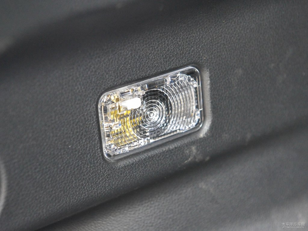 水晶珠光白斯巴魯XV后備廂空間圖片