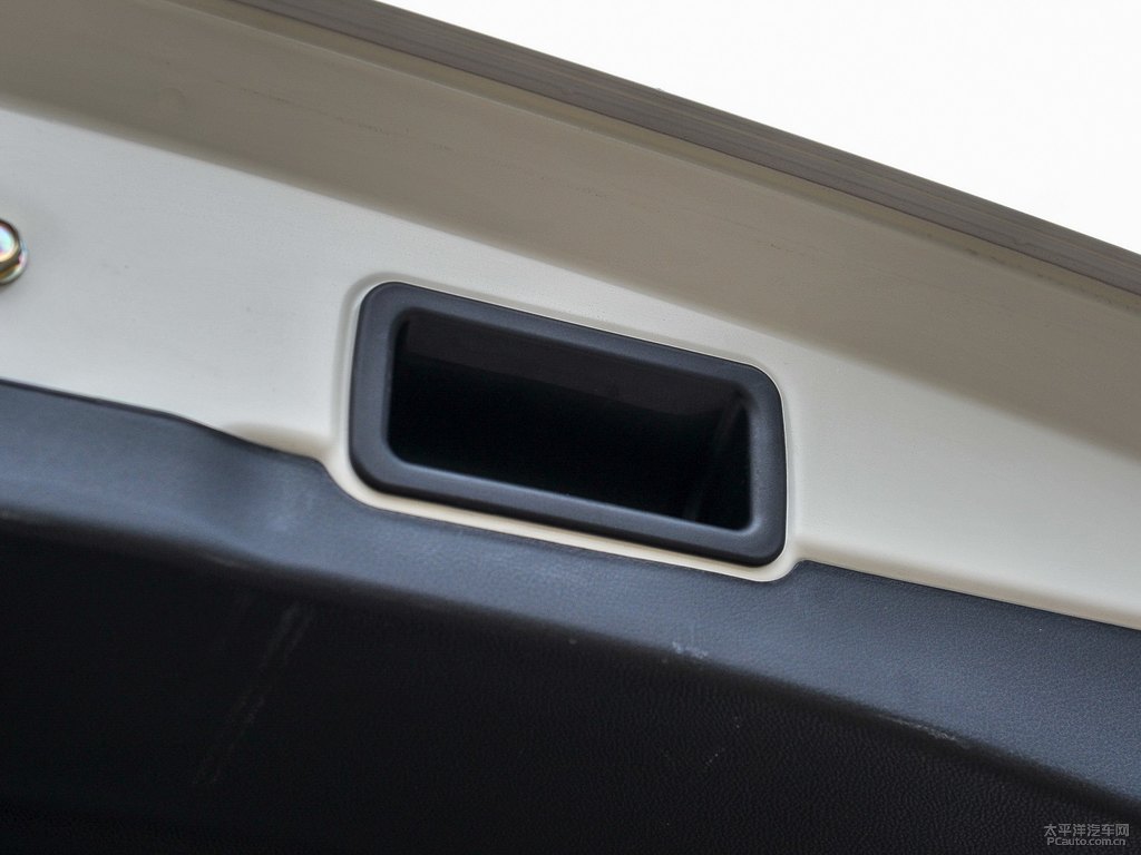 水晶珠光白斯巴魯XV后備廂空間圖片