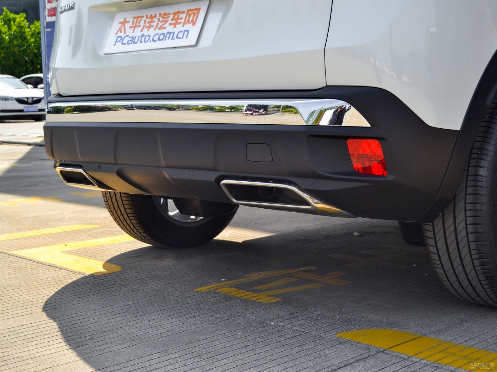 標(biāo)致4008外觀高清大圖