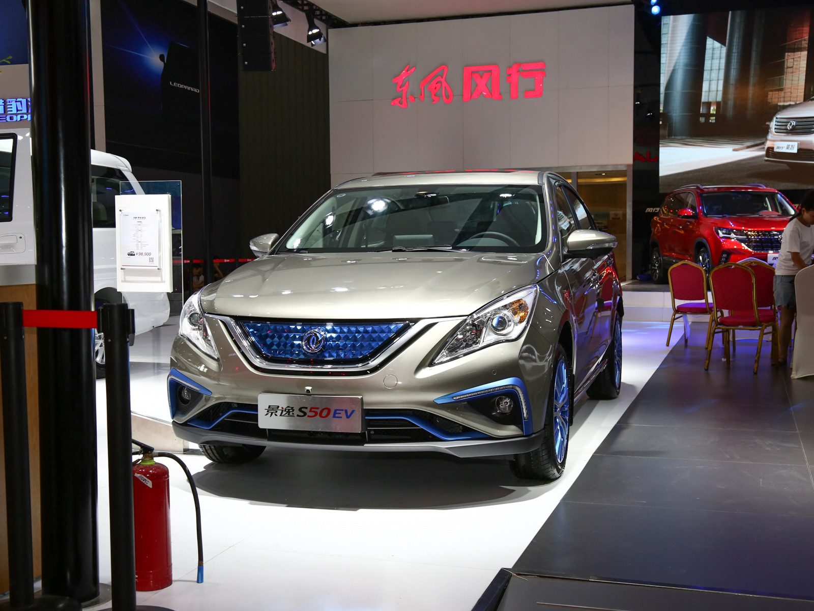 風(fēng)行S50EV車展高清大圖