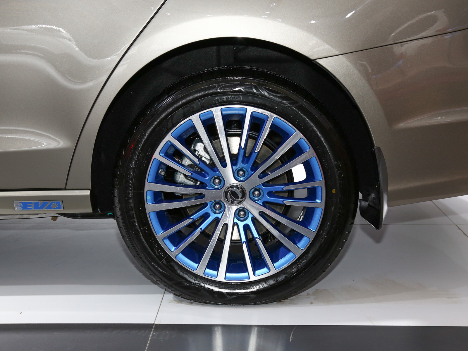 風(fēng)行S50EV車展高清大圖