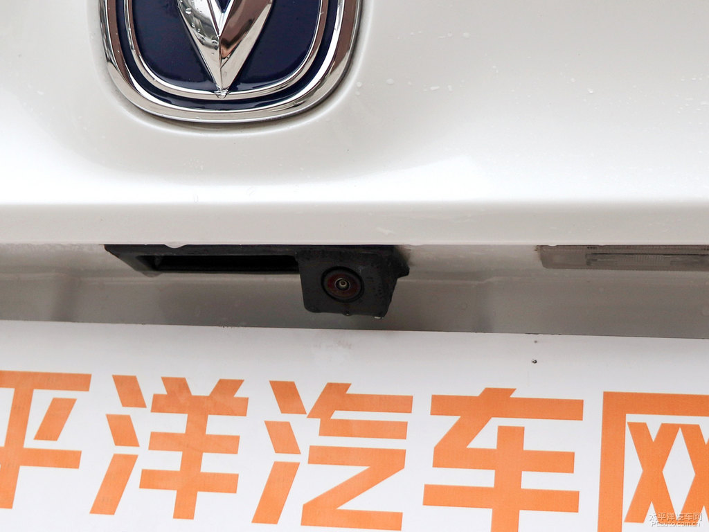 月光白睿騁CC車尾外觀圖片