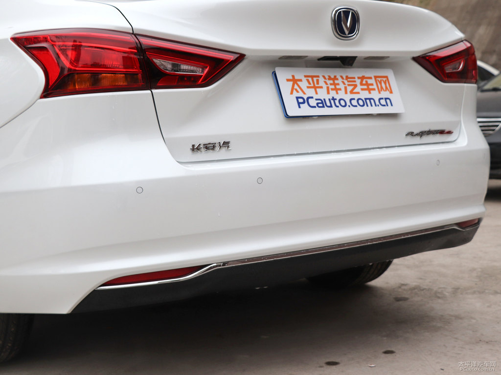 月光白睿騁CC車尾外觀圖片