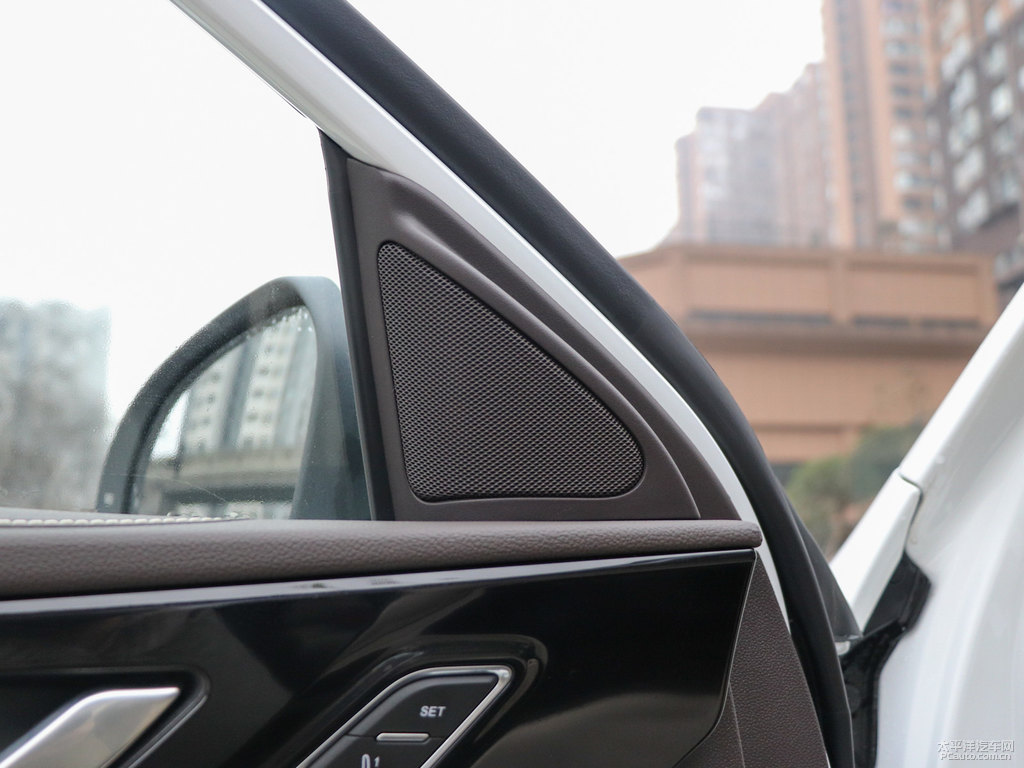 月光白睿騁CC車廂內(nèi)飾圖片