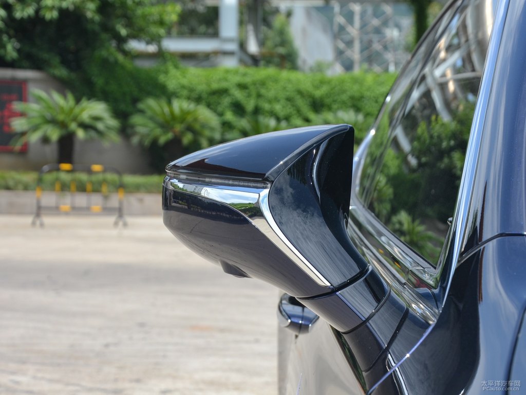 寶石藍雷克薩斯LS車身外觀圖片