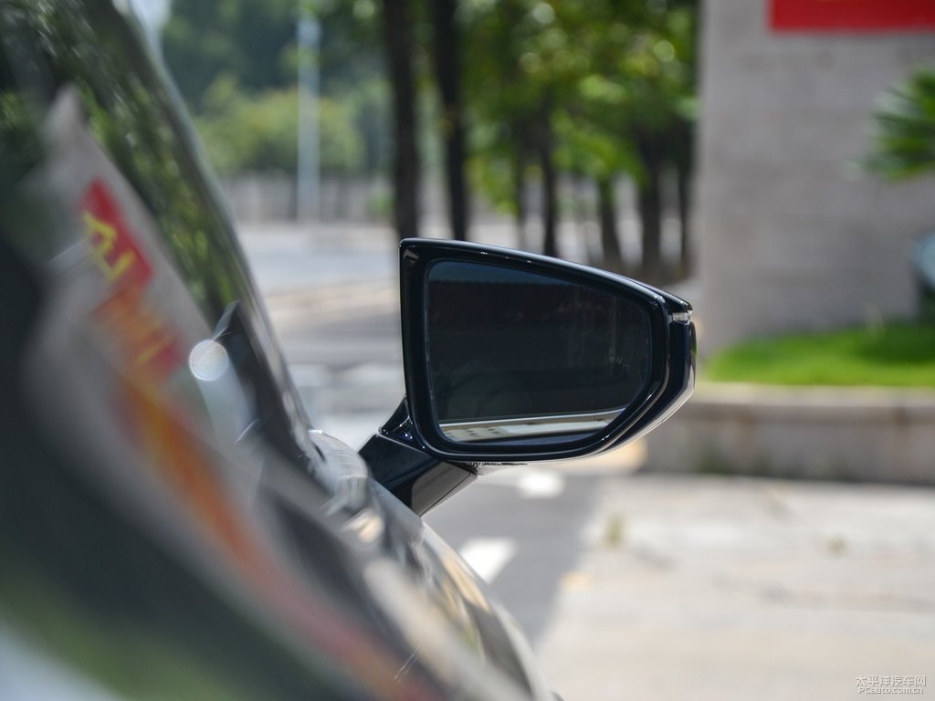 寶石藍雷克薩斯LS車身外觀圖片