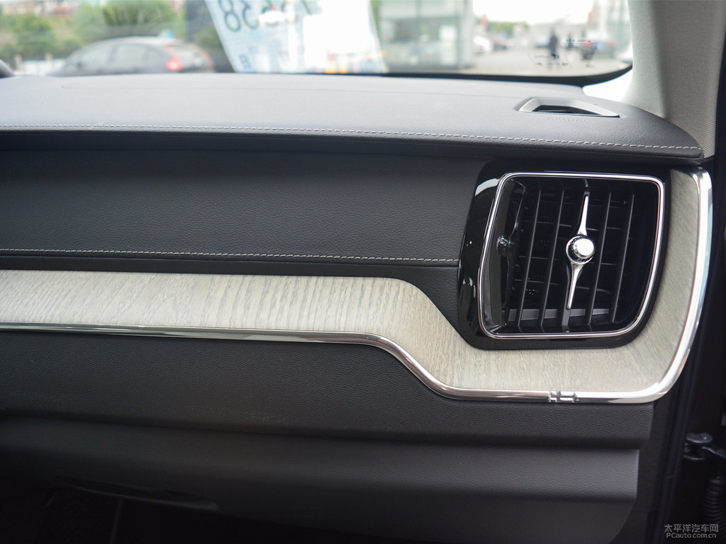 松林灰沃爾沃XC60中控內飾圖片