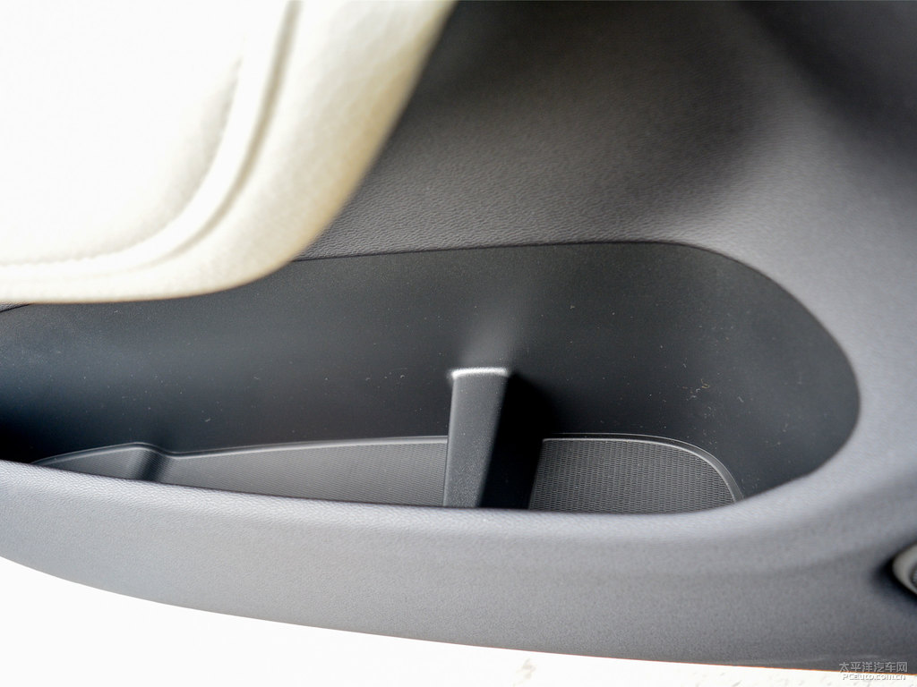 松林灰沃爾沃XC60儲物空間空間圖片