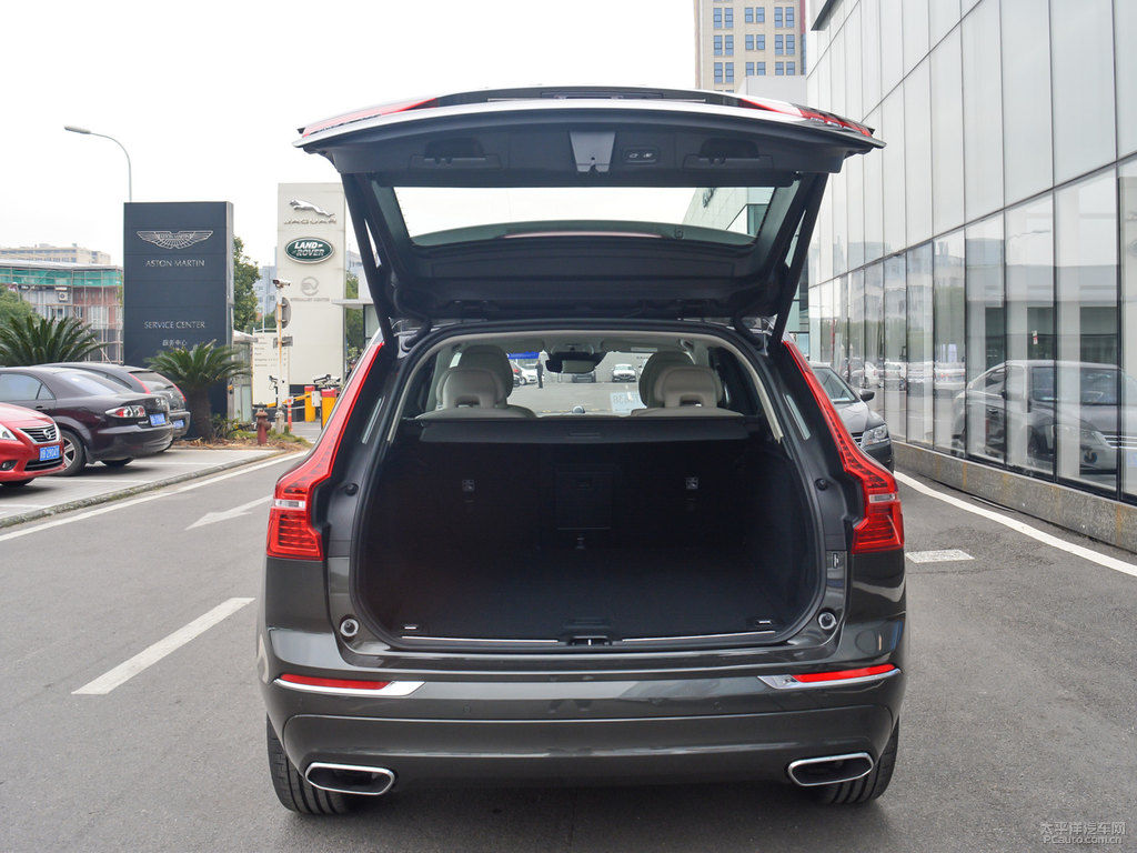 松林灰沃爾沃XC60后備廂空間圖片